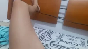 Mulher fazendo barulhos enquanto se masturba