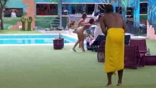 Isabelle, Alane e Beatriz se divertindo sem roupas na piscina da casa do Big Brother Brasil 24