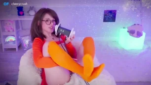 Vazou vídeo Cherry Crush ASMR de Velma lambendo orelhas!