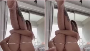 Gata do Instagram estimulando a xaninha ansiosa para fazer sexo anal