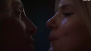 Camila Queiroz e Camila Pitanga dando aquele beijo quente em cena lésbica