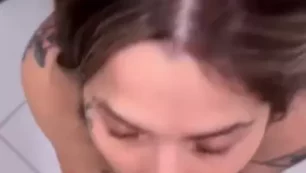 Maru Karv se jogando de cabeça no boquete delícia, recebendo o creminho na boca
