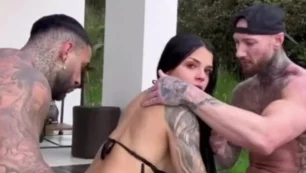 Valentina Bossa do OnlyFans se divertindo com dois parças na piscina!