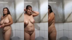 Madura gostosa se limpando pra dar aquela rápida