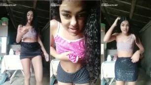 Morena de cabelo cacheado abrindo suas escolhas generosas