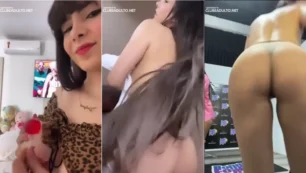 Safadinha de calcinha toda pelada se deliciando com um consolo