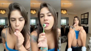 Samara Oliveira toda de pernas abertas na cadeira