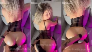 Dani Motta numa posição bem provocante com o plug, soltando aqueles gemidinhos