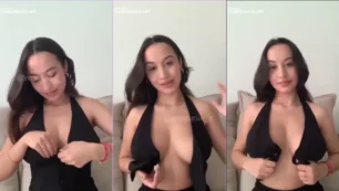 Menina incrivelmente sensual exibindo o peitão