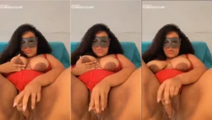 Morena cheia de atitude larga as pernas e se joga com o vibrador na pepeca