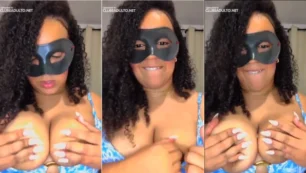 Morena cheia de curvas se divertindo com as teta até chegar ao clímax delicioso